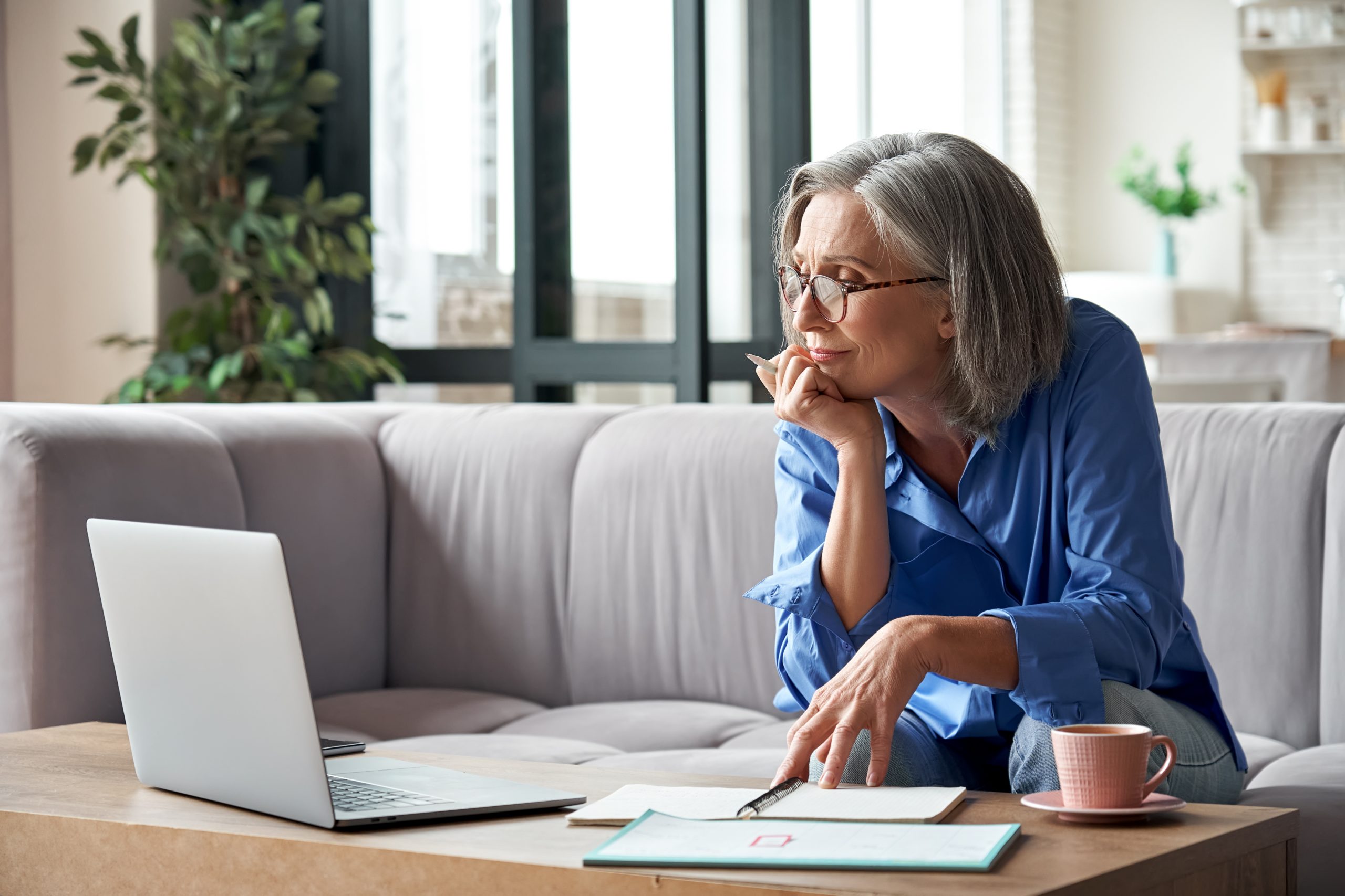 femme qui suit un webinaire