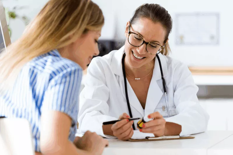 Un médecin qui échange avec son patient